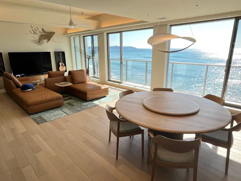 ห้องนั่งเล่นและห้องรับประทานอาหารอาคารฝั่งตะวันออก