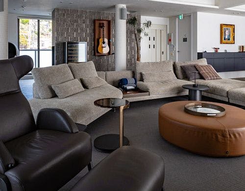 大型テレビ前にはリクライニングチェア