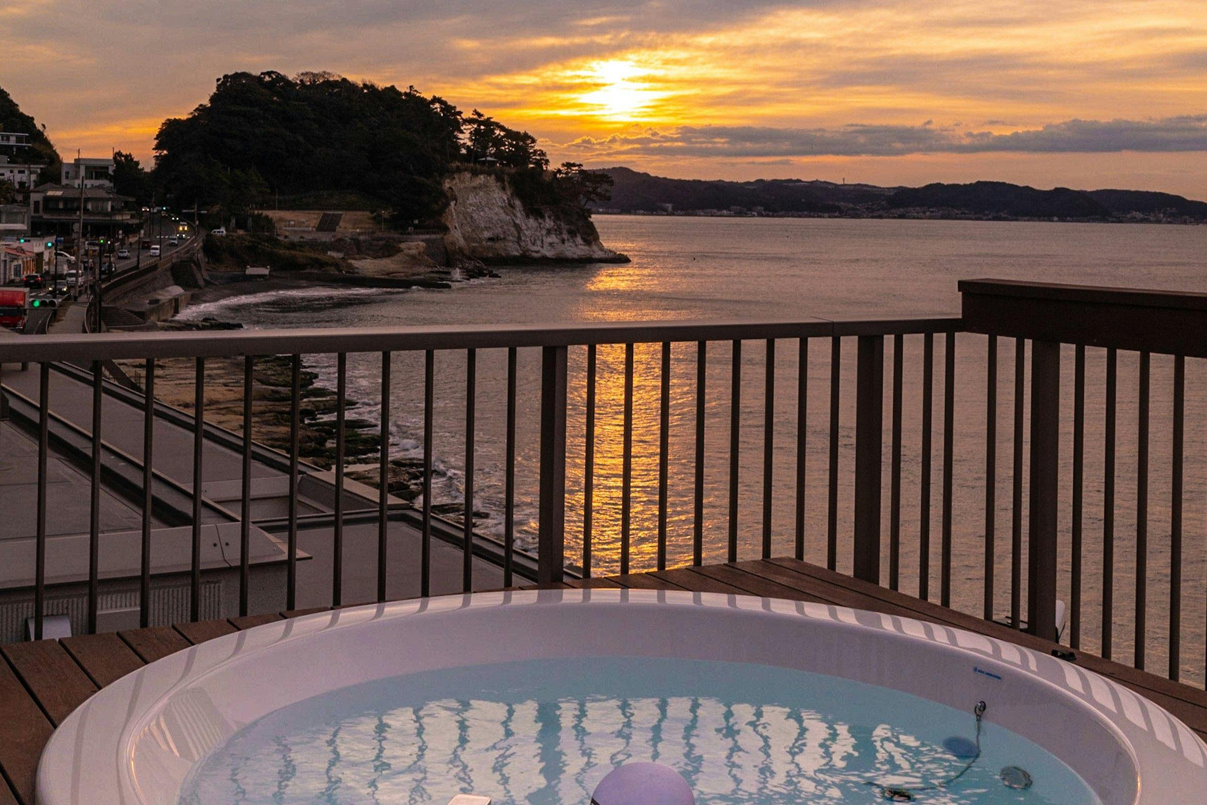 พระอาทิตย์ขึ้นจากอ่างจากุซซีบนดาดฟ้าของอาคารฝั่งตะวันตก