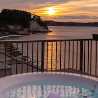 พระอาทิตย์ขึ้นจากอ่างจากุซซีบนดาดฟ้าของอาคารฝั่งตะวันตก