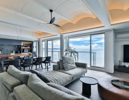 西棟のスタイリッシュなリビング。