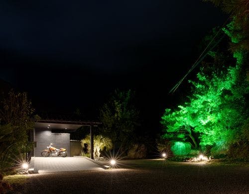 夜のエントランス（外の風景）