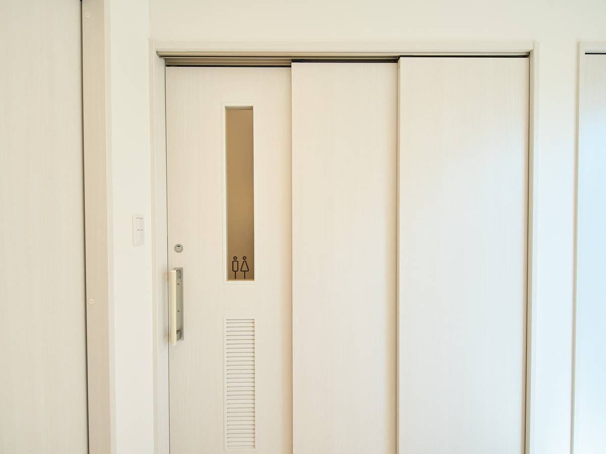 トイレ：車いすの方も使いやすい引き戸です