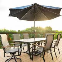 ดื่มด่ำกับความผ่อนคลายพร้อมชมวิวแม่น้ำอิซุมิจากระเบียงไม้