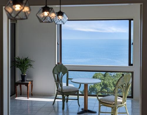 ダイニングの海側サンルーム。