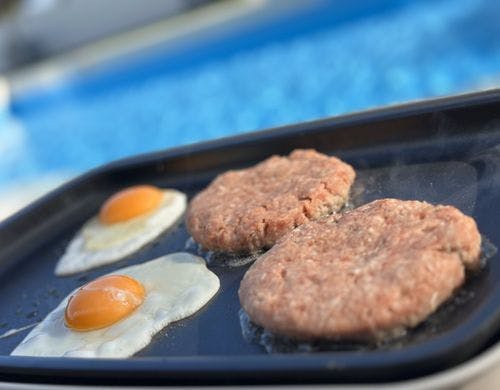 手ごねハンバーグと地産の新鮮たまご