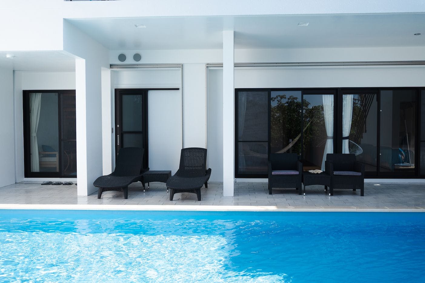 ริมสระว่ายน้ำ