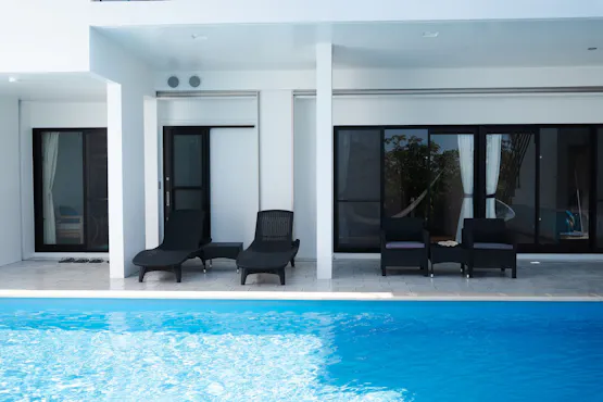 ริมสระว่ายน้ำ