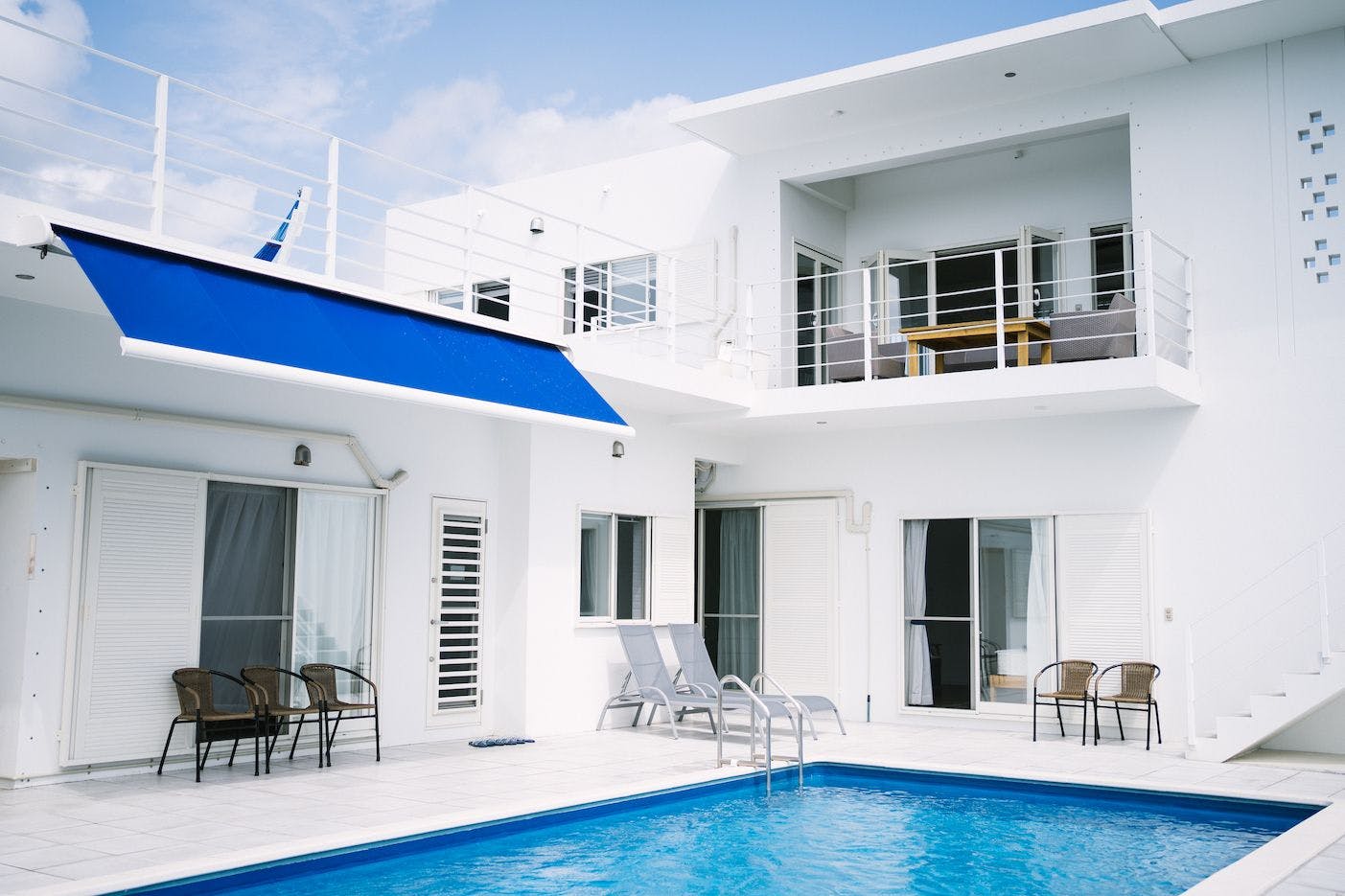 ริมสระว่ายน้ำ