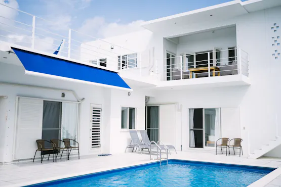 ริมสระว่ายน้ำ