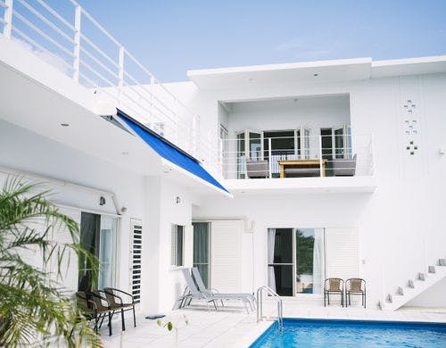 プールサイド全景