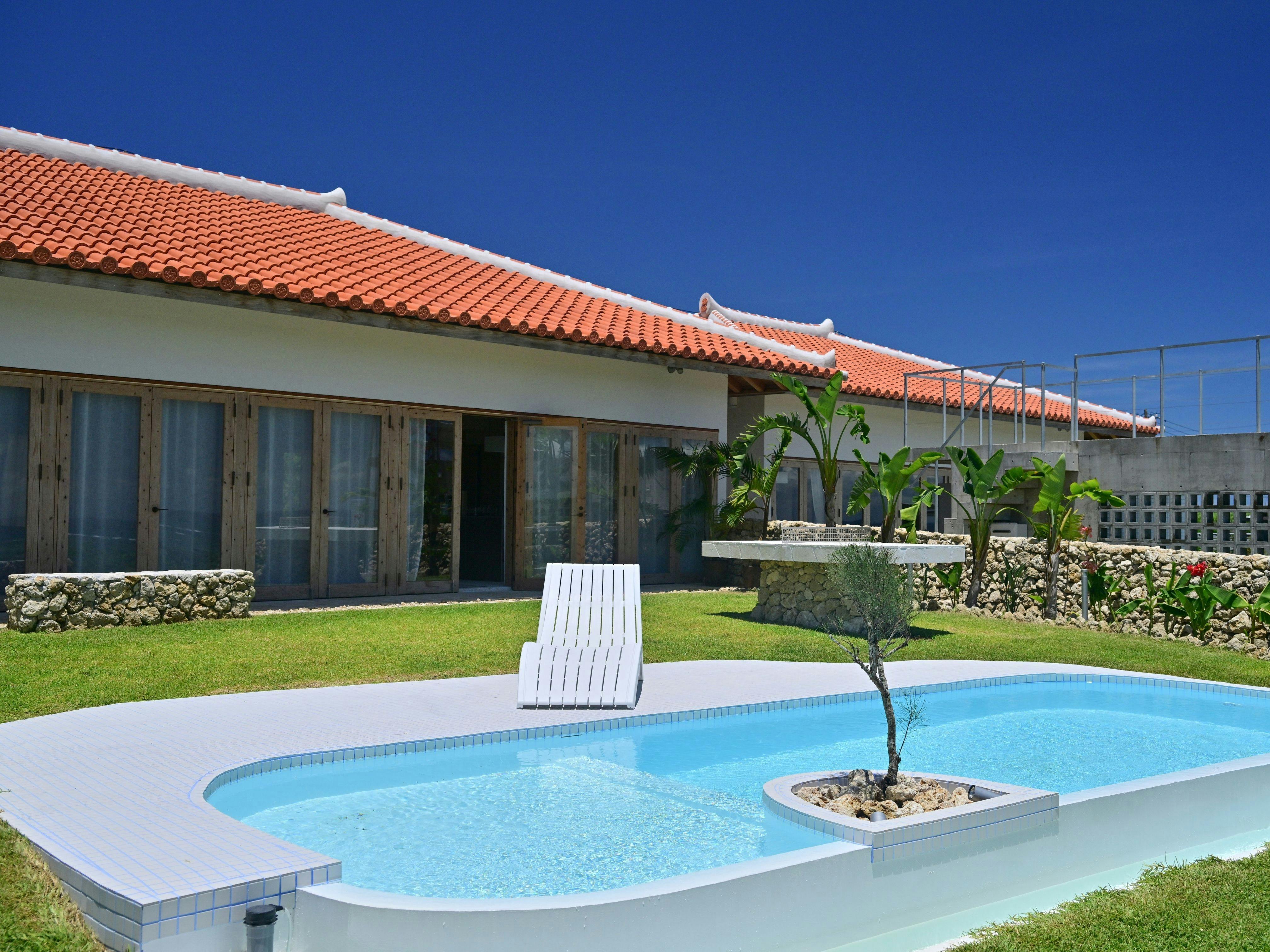 プライベート感あるプールとテラス