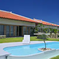 プライベート感あるプールとテラス