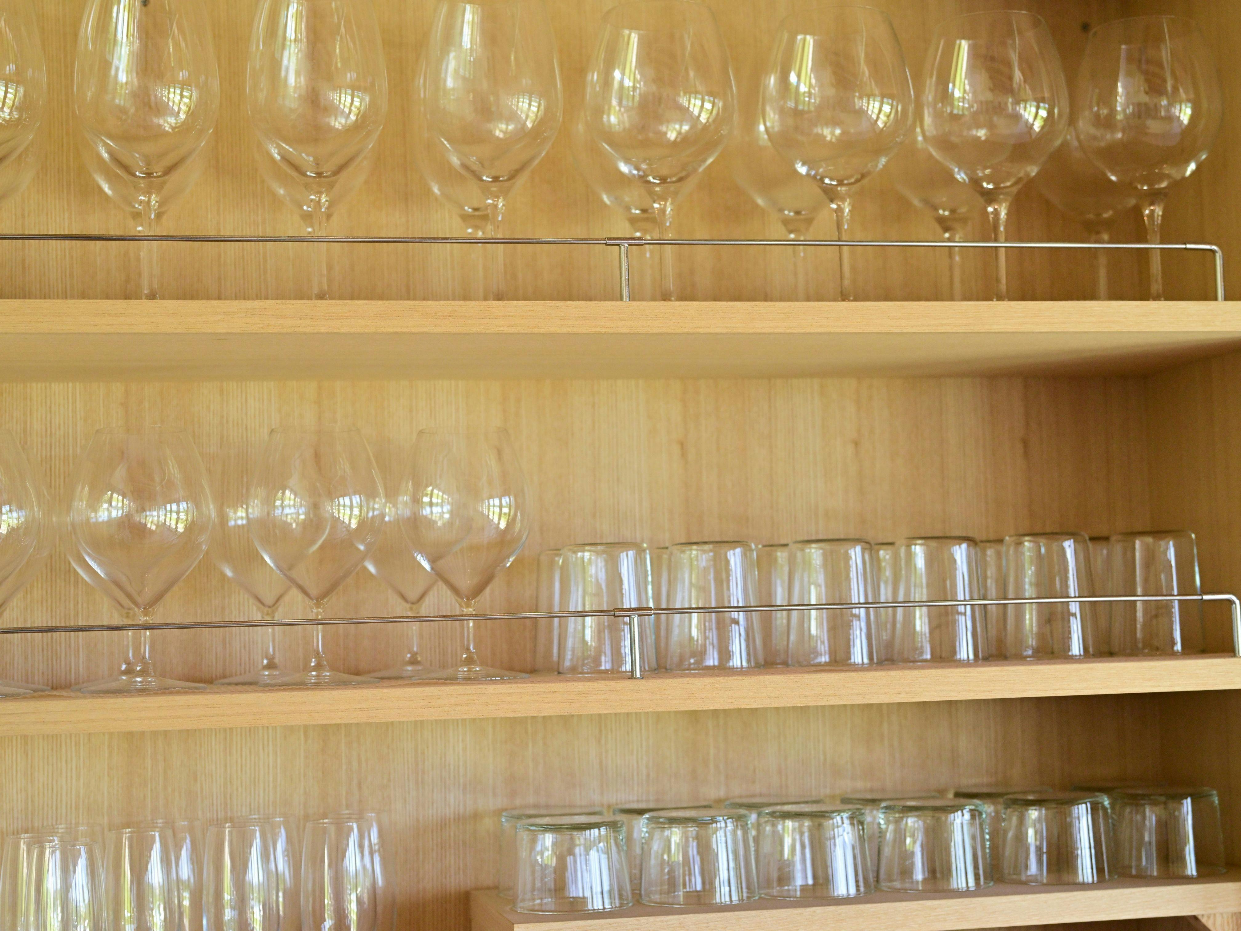ワイングラスが整然と並ぶ棚