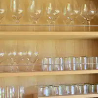 ワイングラスが整然と並ぶ棚