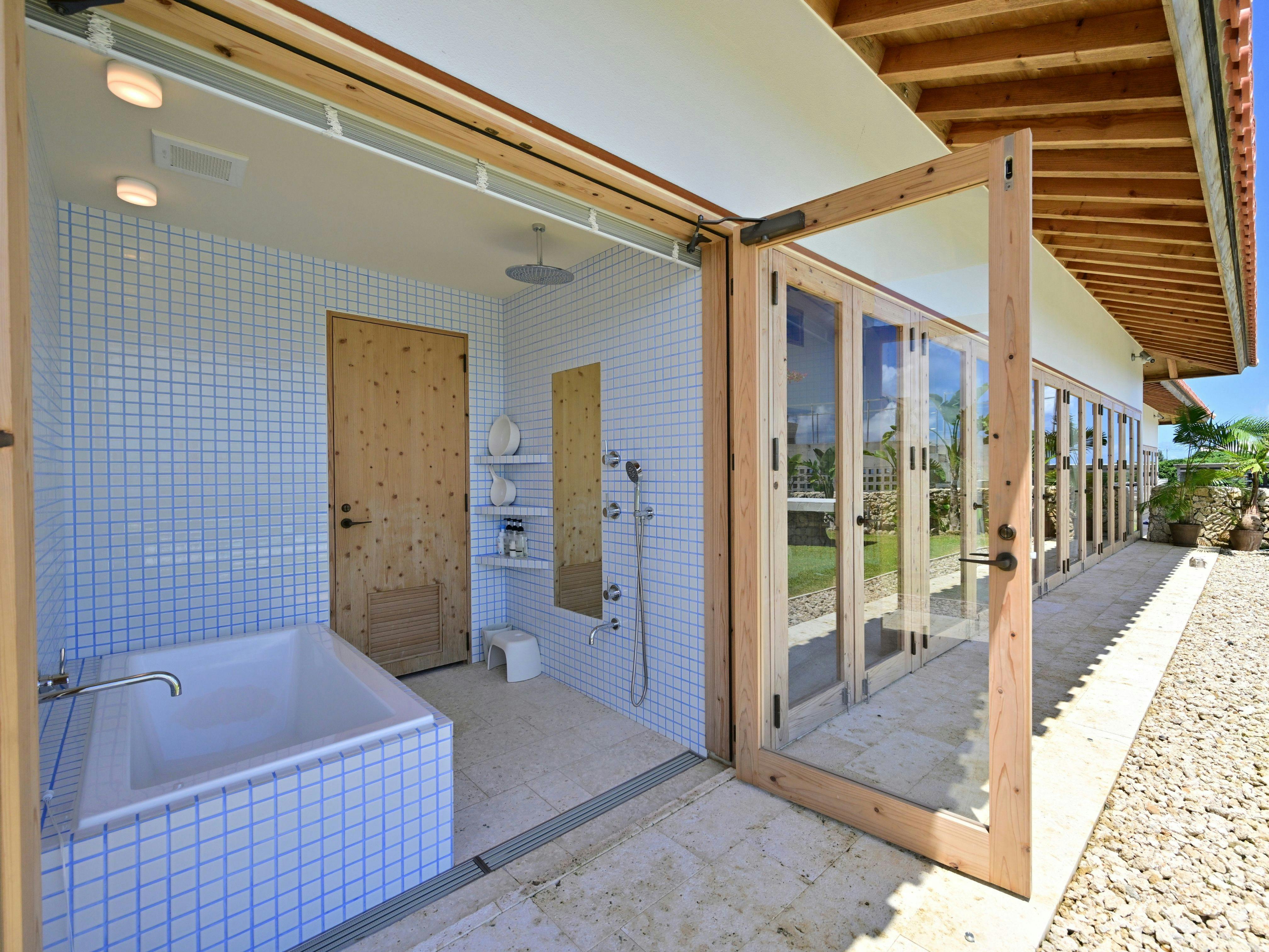 広々としたバスルーム