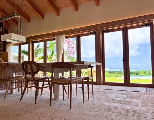 明るく広々としたダイニングスペース