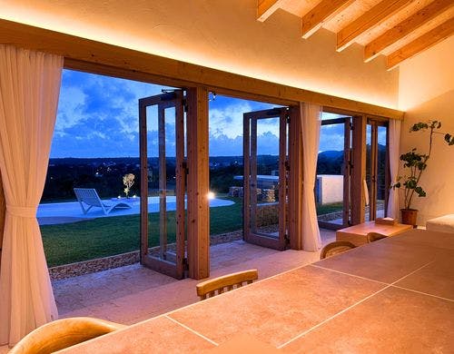 照明付きのリビングエリア