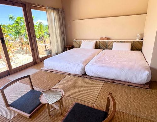 明るく広々としたツインベッドルーム