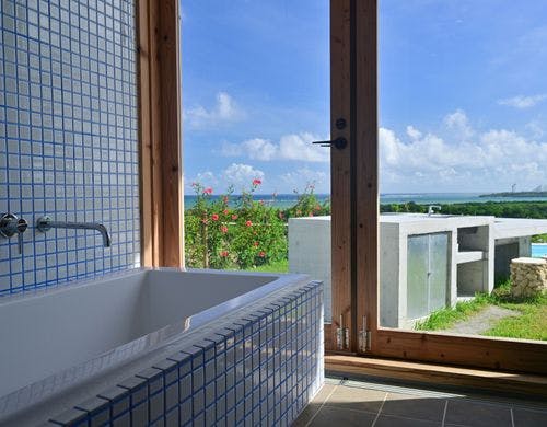 自然光が差し込むバスルーム