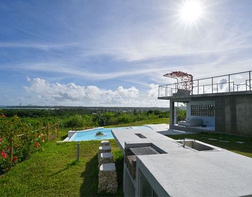 リラックスできる庭のベンチ