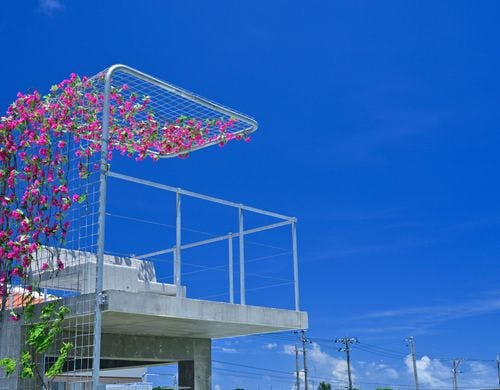 鮮やかな色合いの屋外展望台