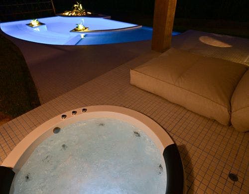 温かい照明の屋外ジャグジー