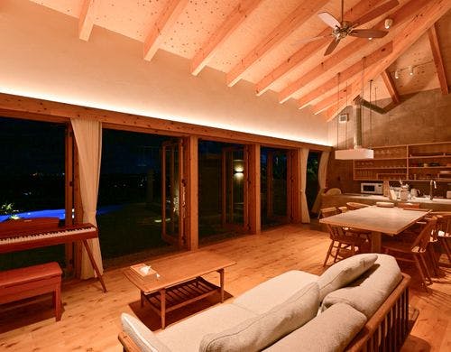 リラックスできる夜のリビング