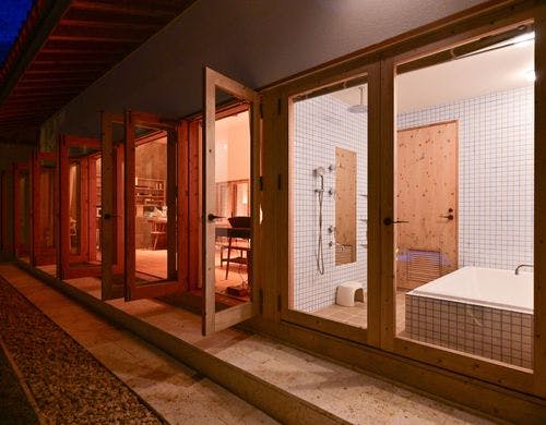 温かみのある照明のバスルーム