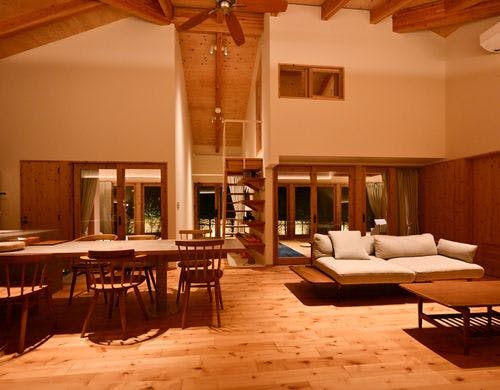 夜のリビングルーム