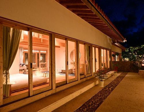 夜のエントランス