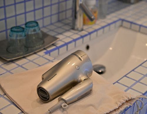 清潔感のある洗面台とドライヤー