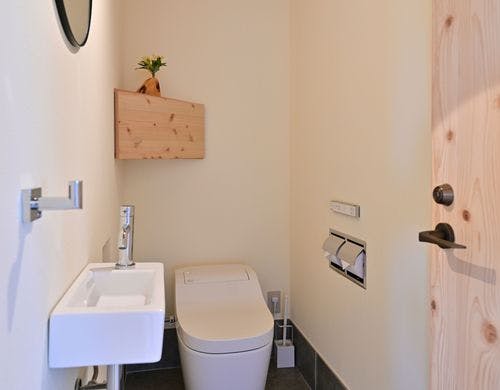 シンプルなデザインのトイレ