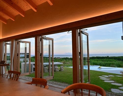 夕暮れ時のリビングと庭