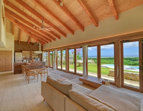 大きな窓のあるリビング