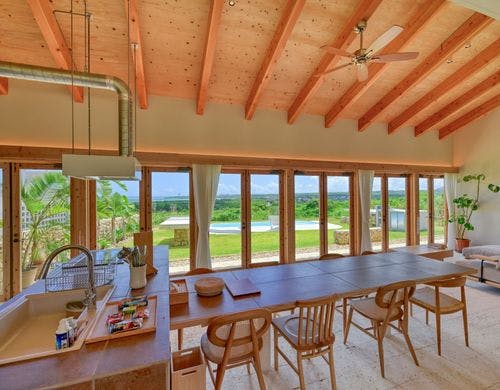 広がる窓と緑の景色