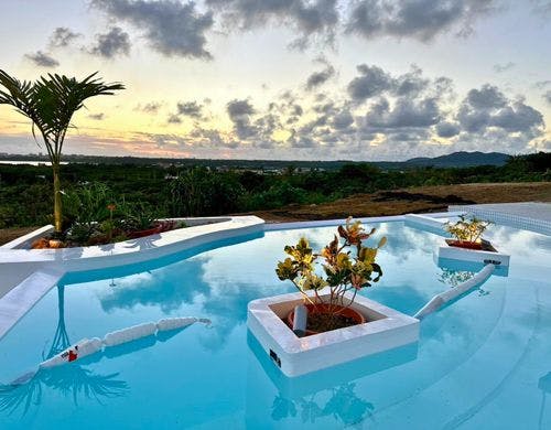 夕焼けのプールと建物