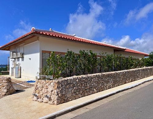 青空の下のヴィラ外観