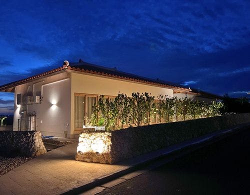 夜の照明が美しい外観