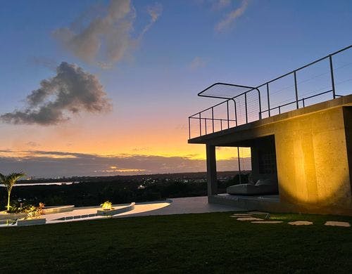 夕焼けとプールのあるリゾート