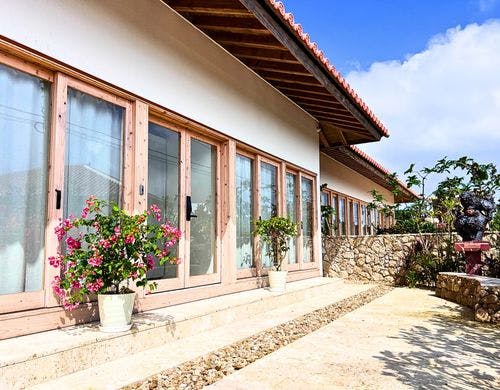 沖縄の伝統的な家屋風の縁側