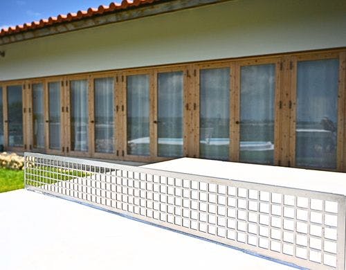 庭に設置された石垣風の卓球台