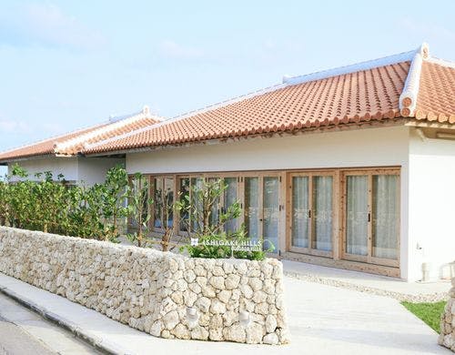 伝統的な沖縄の建築様式を取り入れた建物