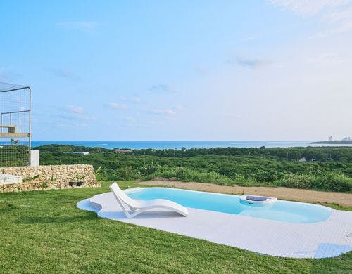 美しい海を一望できるプライベートプール