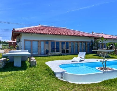 Outdoor Villa プール側からの外観