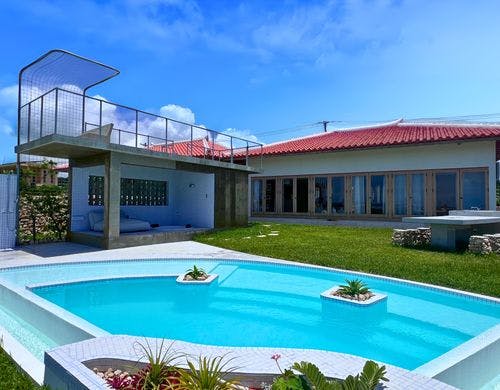 Opensky Villa プール側からの外観