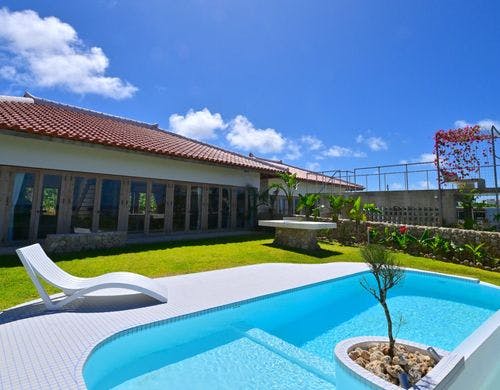 日中のプールと庭園