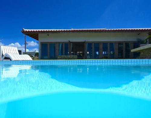 プールとヴィラ