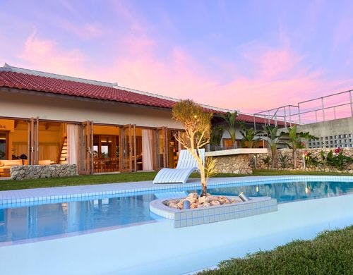 広々としたプールでリフレッシュ