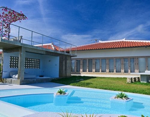 日中のリゾートプール